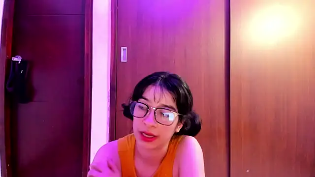 Snapshot of _Lunnaa_ chatting on December 17, 5:51 am  Lunnaa  online show from December 17, 5:51 am
