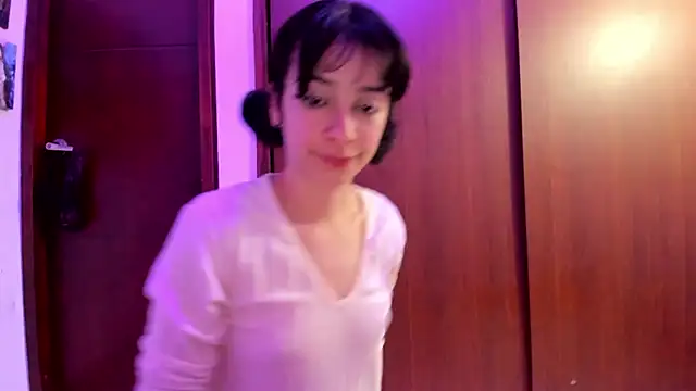 Snapshot of _Lunnaa_ chatting on December 18, 6:32 am  Lunnaa  online show from December 18, 6:32 am