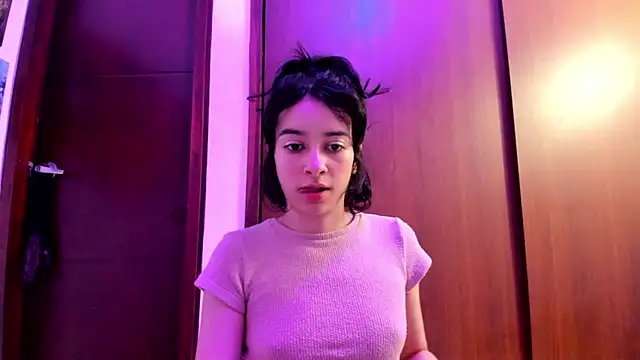 Snapshot of _Lunnaa_ chatting on December 21, 5:25 am  Lunnaa  online show from December 21, 5:25 am