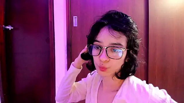 Snapshot of _Lunnaa_ chatting on January 1, 6:05 am  Lunnaa  online show from January 1, 6:05 am