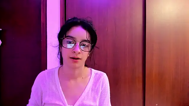 Snapshot of _Lunnaa_ chatting on February 3, 4:25 am  Lunnaa  online show from February 3, 4:25 am