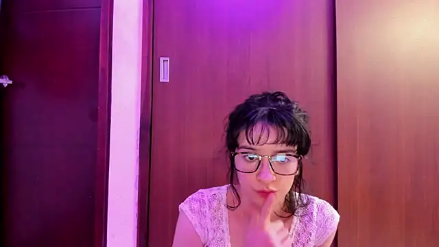 Snapshot of _Lunnaa_ chatting on March 15, 4:13 am  Lunnaa  online show from March 15, 4:13 am