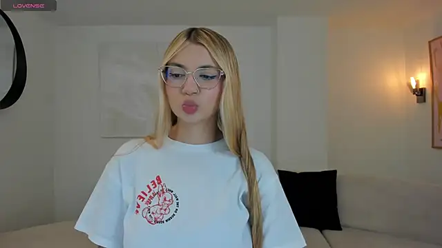 NiaHolland online show from February 8, 10:46 pm