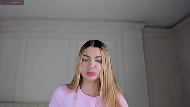 NiaHolland online show from April 25, 8:28 pm