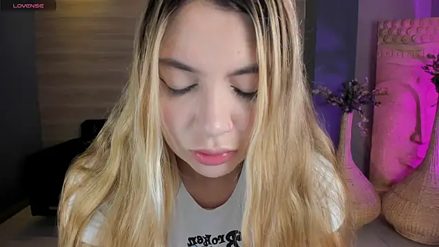 NiaHolland online show from May 4, 5:20 pm