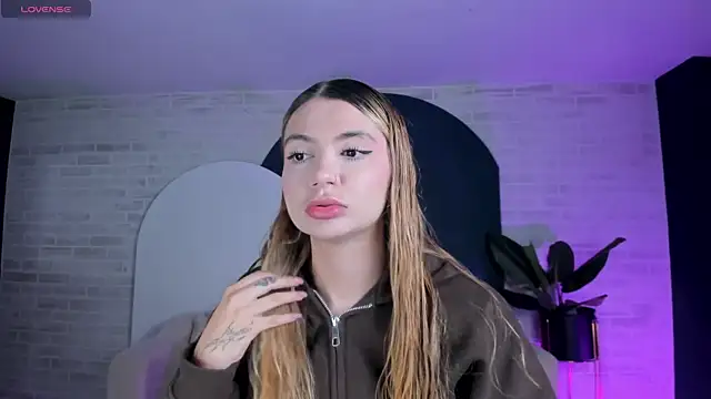NiaHolland online show from May 10, 11:43 pm
