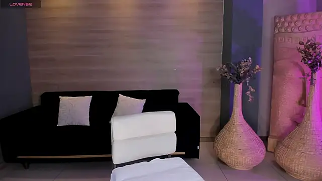 NiaHolland online show from May 11, 6:49 pm