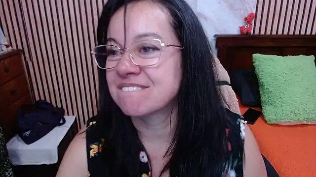 Sonialorens  online show from October 17, 9:50 pm