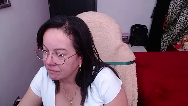 Sonialorens  online show from November 10, 9:47 pm