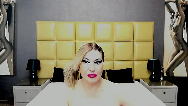 Snapshot of KiraLeila chatting on February 8, 5:39 pm KiraLeila online show from February 8, 5:39 pm
