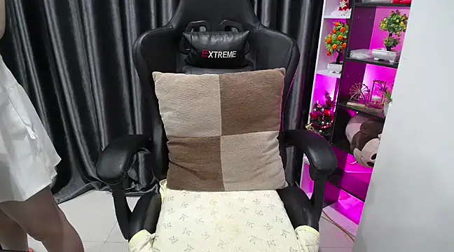 Yuki-yio online show from March 2, 12:42 am