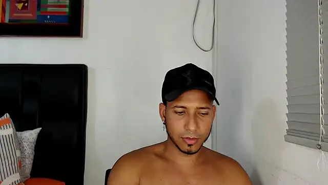 Snapshot of thommerxxx chatting on January 30, 11:45 pm thommerxxx online show from January 30, 11:45 pm