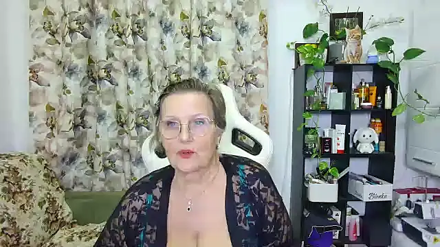 Snapshot of Selenna57 chatting on January 6, 7:02 pm Selenna57 online show from January 6, 7:02 pm