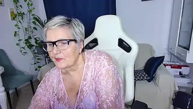 Snapshot of Selenna57 chatting on January 17, 6:44 pm Selenna57 online show from January 17, 6:44 pm