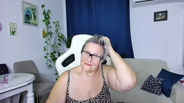 Snapshot of Selenna57 chatting on February 2, 6:17 pm Selenna57 online show from February 2, 6:17 pm