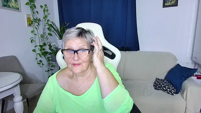 Snapshot of Selenna57 chatting on February 11, 6:13 pm Selenna57 online show from February 11, 6:13 pm