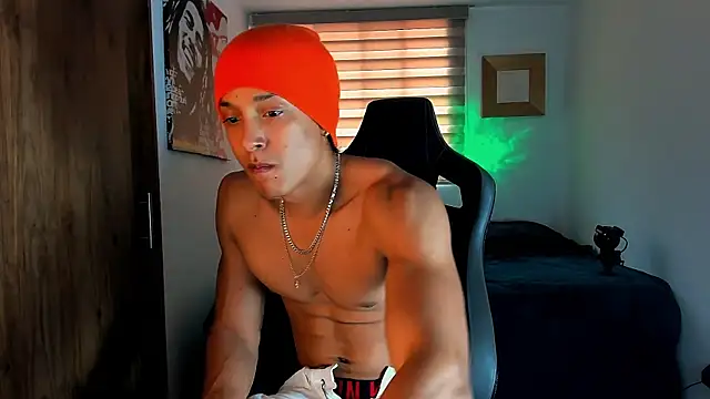 Snapshot of Liam_V chatting on February 1, 4:44 pm Liam V online show from February 1, 4:44 pm