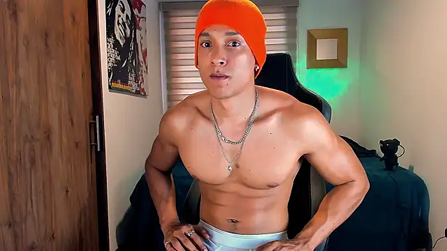 Snapshot of Liam_V chatting on February 3, 8:57 pm Liam V online show from February 3, 8:57 pm