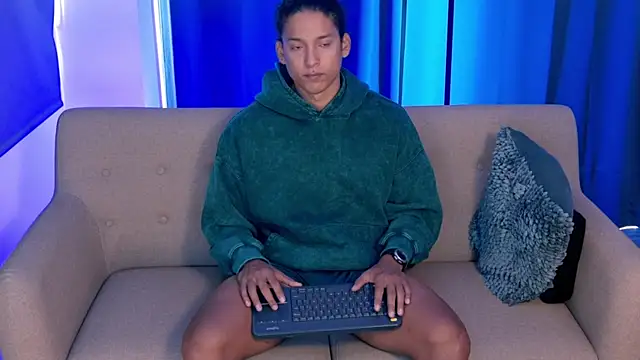 Snapshot of Liam_V chatting on October 4, 3:32 pm Liam V online show from October 4, 3:32 pm