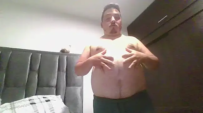 Snapshot of antonycruz chatting on December 18, 3:15 am antonycruz online show from December 18, 3:15 am