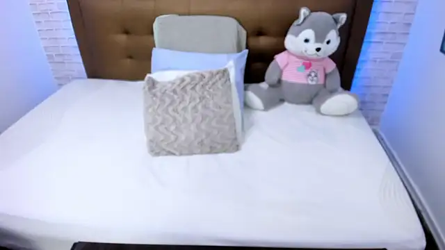 Snapshot of olivia_love_ chatting on February 5, 10:22 pm olivia love  online show from February 5, 10:22 pm