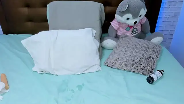Snapshot of olivia_love_ chatting on February 11, 12:28 am olivia love  online show from February 11, 12:28 am