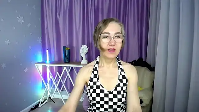 queen a n i online show from October 31, 1:45 pm