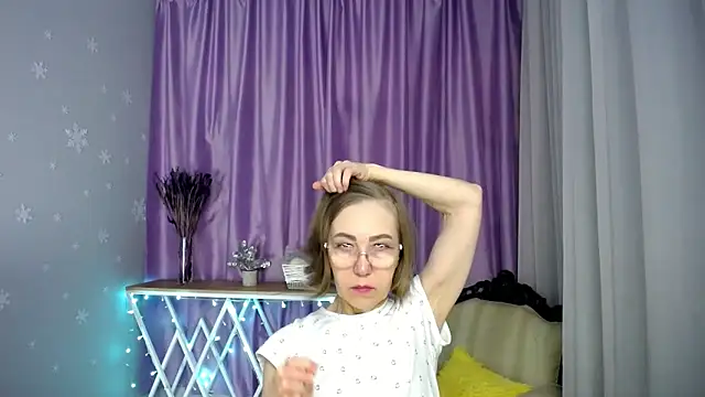 queen a n i online show from March 25, 8:09 am