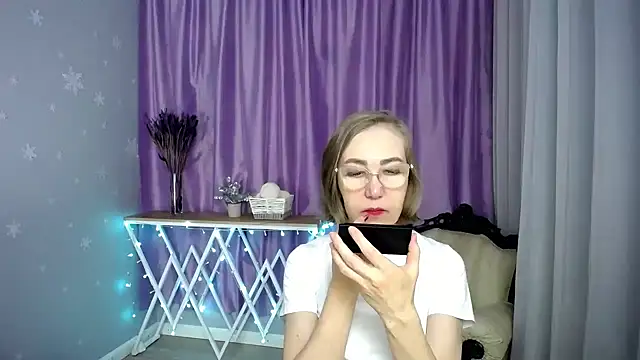 queen a n i online show from April 5, 10:12 am