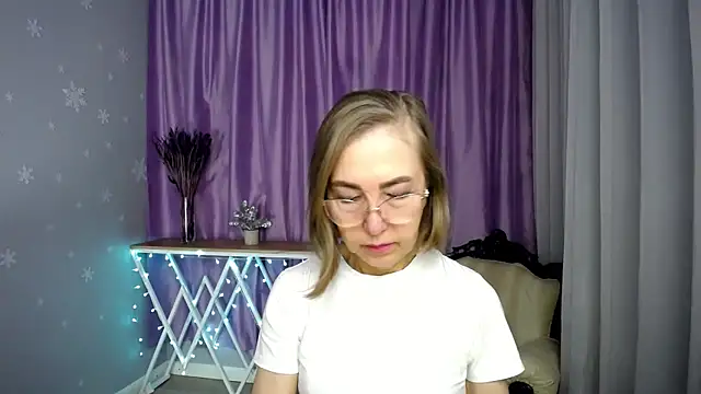 Snapshot of queen_a_n_i chatting on April 18, 9:02 am queen a n i online show from April 18, 9:02 am