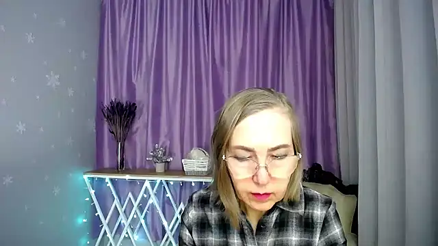 Snapshot of queen_a_n_i chatting on April 21, 10:43 am queen a n i online show from April 21, 10:43 am