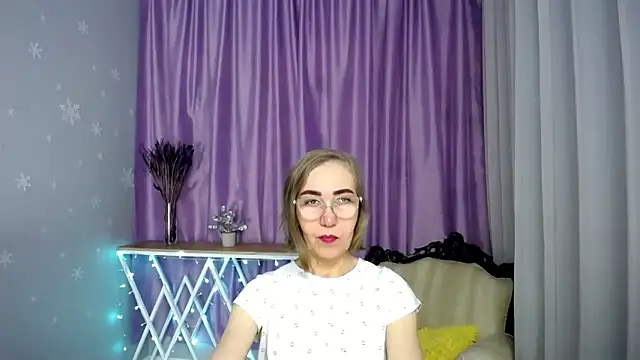 Snapshot of queen_a_n_i chatting on April 23, 9:52 am queen a n i online show from April 23, 9:52 am