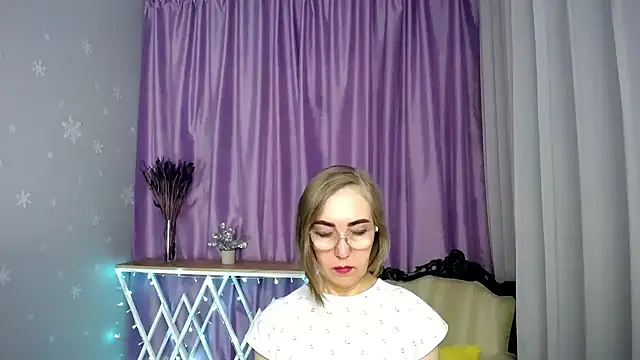 Snapshot of queen_a_n_i chatting on April 23, 12:29 pm queen a n i online show from April 23, 12:29 pm