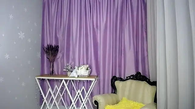 Snapshot of queen_a_n_i chatting on April 28, 7:24 am queen a n i online show from April 28, 7:24 am
