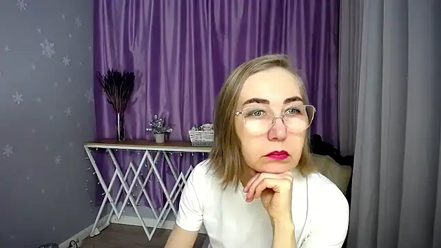 Snapshot of queen_a_n_i chatting on May 2, 6:40 am queen a n i online show from May 2, 6:40 am