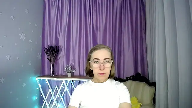 Snapshot of queen_a_n_i chatting on May 3, 7:14 am queen a n i online show from May 3, 7:14 am