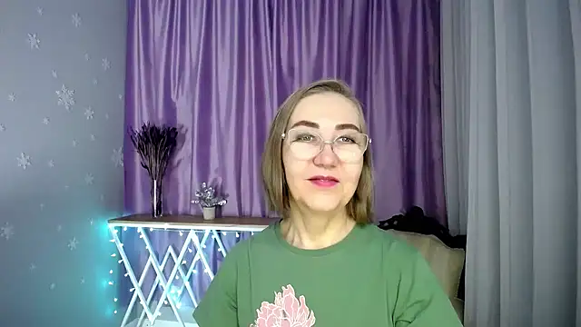 Snapshot of queen_a_n_i chatting on May 4, 8:54 am queen a n i online show from May 4, 8:54 am