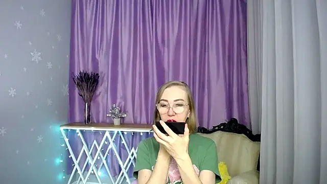 Snapshot of queen_a_n_i chatting on May 6, 9:36 am queen a n i online show from May 6, 9:36 am