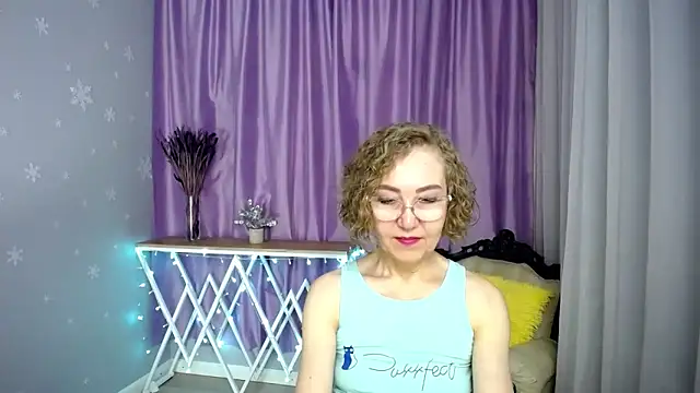 Snapshot of queen_a_n_i chatting on May 16, 10:47 am queen a n i online show from May 16, 10:47 am