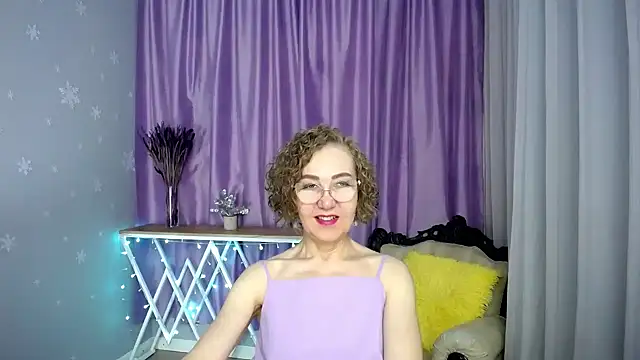 Snapshot of queen_a_n_i chatting on May 17, 9:49 am queen a n i online show from May 17, 9:49 am