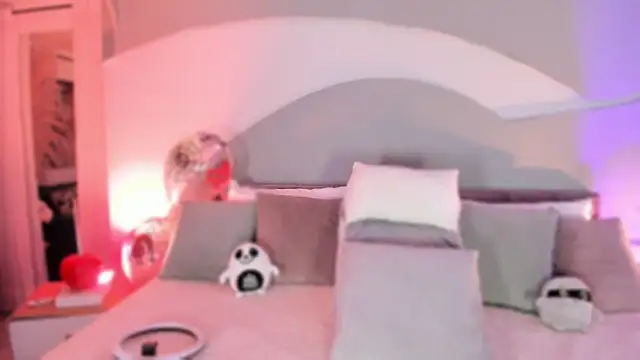 Nicolle W online show from October 21, 11:55 am