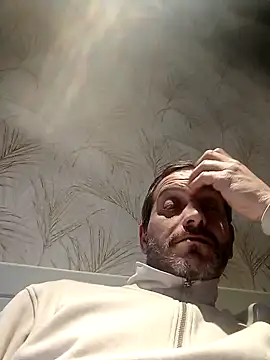 Snapshot of maxbigol chatting on December 1, 4:40 pm maxbigol online show from December 1, 4:40 pm