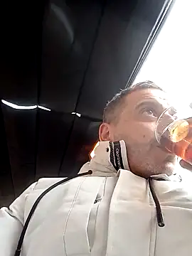 Snapshot of maxbigol chatting on December 7, 9:39 am maxbigol online show from December 7, 9:39 am