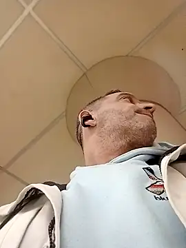 Snapshot of maxbigol chatting on December 9, 5:19 pm maxbigol online show from December 9, 5:19 pm