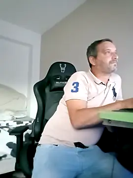 Snapshot of maxbigol chatting on September 13, 6:18 pm maxbigol online show from September 13, 6:18 pm