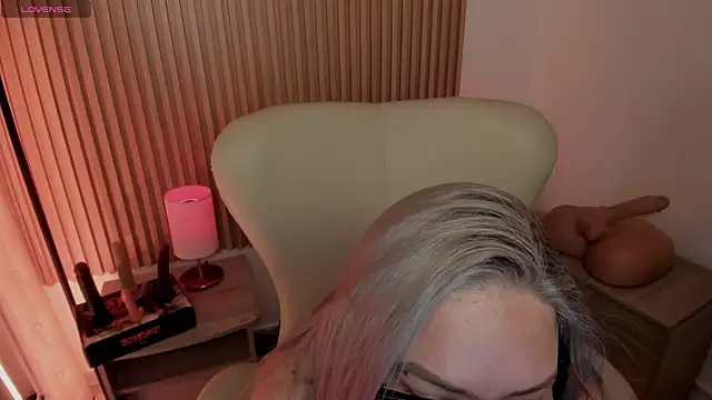 MarianL0ve online show from February 28, 5:04 pm