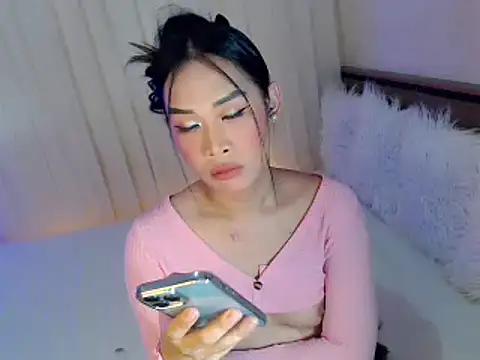 Snapshot of arilovesyou143 chatting on April 15, 1:51 pm arilovesyou143 online show from April 15, 1:51 pm