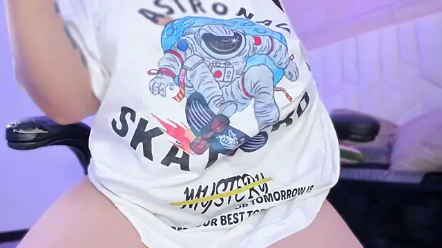 Snapshot of io_chie_ chatting on December 3, 4:09 am io chie online show from December 3, 4:09 am