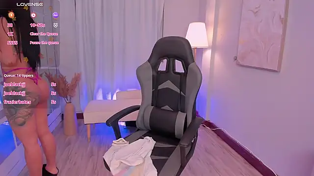 Snapshot of LeahJones_ chatting on February 4, 7:47 am LeahJones online show from February 4, 7:47 am