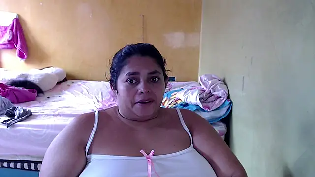 Snapshot of yulieth_bbw chatting on May 17, 12:23 pm yulieth bbw online show from May 17, 12:23 pm
